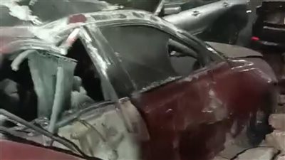 خال من السكان.. تحطم سيارة في انهيار شرفة عقار آيل للسقوط بالإسكندرية