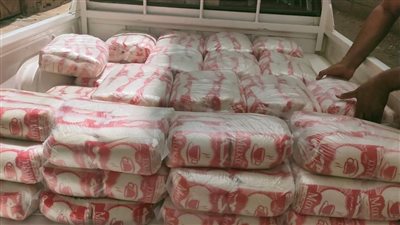 قبل بيعها بالسوق السوداء.. ضبط سيارة محملة بـ 2 طن سكر في الأقصر 