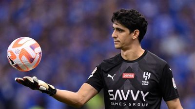 إصابة ياسين بونو حارس مرمى المغرب في لقاء إفريقيا الوسطى.. وشكوك حول لحاقه بمباراة الهلال والعين