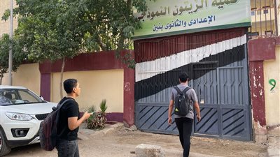  وسط حضور الأمهات.. توافد طلاب الثانوية الأزهرية على لجان الامتحانات لأداء امتحان الفقة