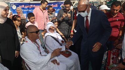 وسط فرحة وزغاريد.. محافظ القليوبية يودع أول فوج حجاج قبل سفرهم لبيت الله الحرام لأداء مناسك الحج| صور