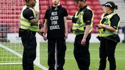 متظاهر حاول شنق نفسه.. تعطل مباراة بتصفيات أمم أوروبا احتجاجا على مشاركة فريق إسرائيلي