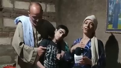 أسرة بالمنيا تستغيث: ابننا مريض نفسي مش قادرين نعالجه والبيت مسقوف ببوص وكله عقارب| بث مباشر