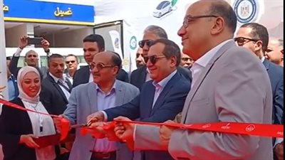 تعملان بأحدث النظم العالمية.. وزير البترول ومحافظ السويس يفتتحان محطتي بنزين وغاز| بث مباشر