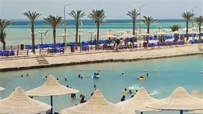 إقبال كبير للمصطافين من مختلف الجنسيات على البحر والألعاب المائية بالغردقة وبورسعيد | بث مباشر