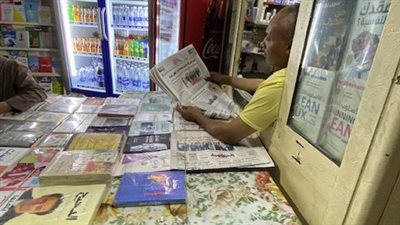 أقدم صاحب كشك جرائد بالأقصر من 54 عامًا: الناس كانت طوابير والنت وقف حالنا