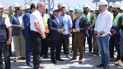 وزير النقل يتفقد مواقع العمل بالمشروعات التنموية والخدمية بمينائي الإسكندرية والدخيلة