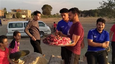 توزيع البطيخ بدلا من المشروبات الغازية في دورة كرة قدم بالمنوفية: مقاطعون نصرة لفلسطين| صور