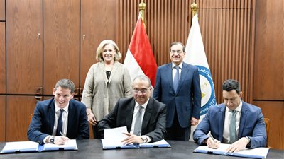 توقيع اتفاقية استحواذ هاربور إنرجي البريطانية للبترول على مناطق امتياز شركة فنترشال ديا الألمانية بمصر