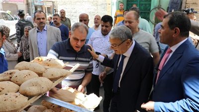 محافظ المنيا يتفقد مخابز بلدية.. ويوجه بتكثيف متابعة انتظام سير العمل