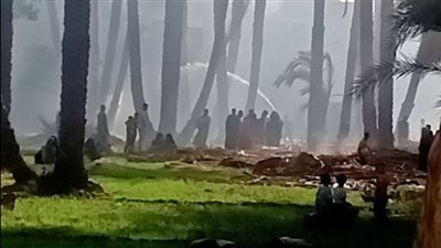 اندلاع حريق في عدد من المنازل بأسيوط.. والحماية المدنية تحاول السيطرة عليه | صور