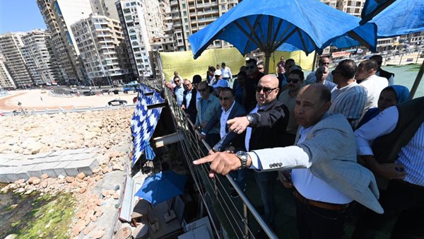 وزير الإسكان أثناء