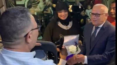 شاركهم فرحتهم وأعطاهم ورود.. محافظ بورسعيد يودع فوج حجاج بيت الله | بث مباشر