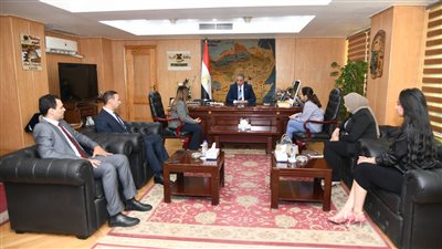 محافظ الفيوم يبحث آليات إنشاء مدرسة صديقة للفتيات وعيادة للصحة الإنجابية للمرأة الريفية