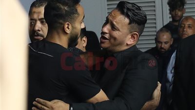 كهربا ومحمد محيي وصبري نخنوخ يؤدون واجب العزاء في والدة محمود الليثي