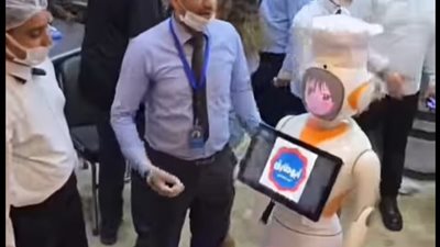 روبوت يقدم الكشري للعملاء.. أبو طارق يثير الجدل على السوشيال ميديا