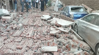 شهود عيان يكشفون تفاصيل واقعة مصرع شخصين أسفل سور مصنع بشبرا: قديم ووقع فجأة 