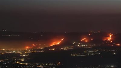 طائرات وفرق إطفاء تكافح الحرائق شمال إسرائيل بعد صواريخ حزب الله 