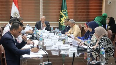 محافظ القليوبية يبحث تنظيم انتظار المركبات في الشوارع والساحات