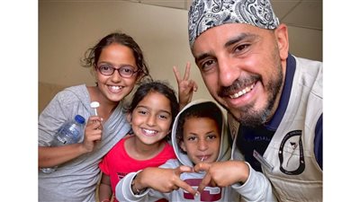 تحت القصف.. طبيب مصري ينقذ الأبصار في غزة 