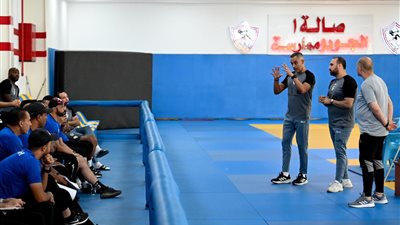 جوميز يلقي محاضرة فنية على مدربي قطاع الناشئين بالزمالك