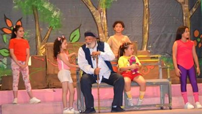 إقبال جماهيري كبير على العرض المسرحي بحبكم بمسرح الطفل في بورسعيد| صور