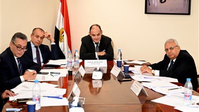وزير التجارة يترأس لجنة الاختبارات الشفهية للمتقدمين للعمل بوظيفة ملحق تجاري 