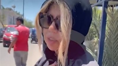 بوسي شلبي تزور قبر محمود عبد العزيز بمناسبة ذكرى ميلاده: في الجنة ونعيمها | بث مباشر