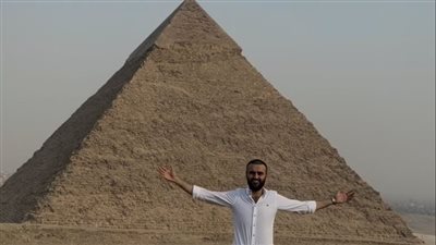 من داخل منطقة أهرامات الجيزة.. الشيف بوراك التركي في زيارة سياحية لمصر