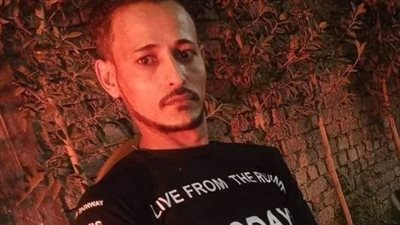 كان بيعمل حركات استعراضية.. مصرع عامل دهسًا أسفل سيارة بالتجمع الأول | بث مباشر