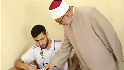 طالب بامتحانات الثانوية الأزهرية يثير إعجاب السوشيال ميديا بعد ارتدائه قميص ريال مدريد خلال الامتحانات  