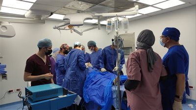 لأول مرة.. جراحة عالية الدقة بالفك العلوي بمشاركة 13 طبيبا بمستشفى الكرنك الدولي بالأقصر