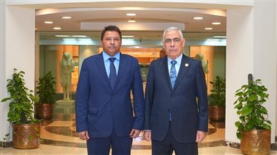 النائب العام يلتقي نظيره اليمني في مكتبه بالقاهرة