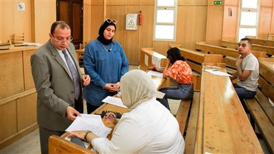 ضبط موظفة تؤدي الامتحان بدلا عن صديقتها بجامعة بني سويف