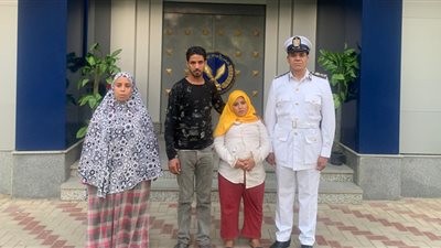 حارس جراج يعثر على طفلة تائهة والأمن يتوصل لوالديها