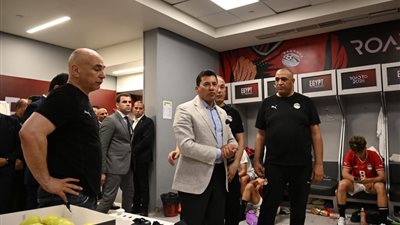 وزير الرياضة في غرفة خلع الملابس للمنتخب: شكرا على الفوز وإسعاد الجمهور