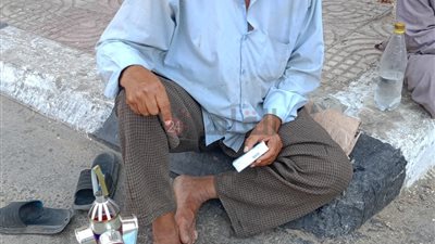 عم محمد من الفيوم.. نجار ترك عمله بعد فقدان سمعه: محتاج سماعة أذن بس الحال على قده