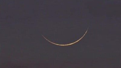 نصفه غير مضاء.. شاهد الآن هلال الحج يزين سماء الوطن العربي