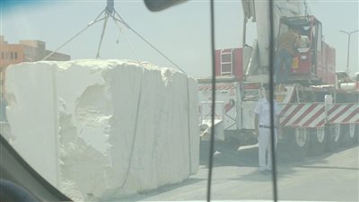 انقلاب تريلا محملة بالصخور على طريق الأوتوستراد | صور 