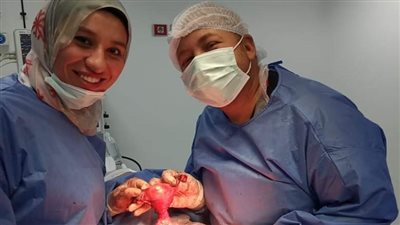 فريق طبي بالوادي الجديد ينجح في استئصال أورام سرطانية لسيدتين بمستشفى الخارجة| صور