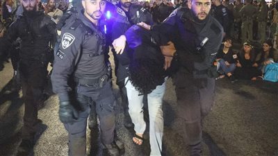 بعد تحرير رهائن.. الشرطة الإسرائيلية تعتقل 10 متظاهرين في تل أبيب طالبوا بصفقة التبادل