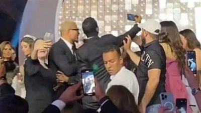 جهات التحقيق تستمع لأقوال الفنان عمرو دياب في واقعة صفع الشاب 