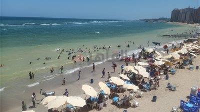 لليوم الثاني.. رفع الرايات الحمراء على شواطئ العجمي ومنع المصطافين من نزول البحر