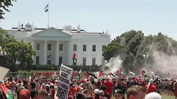 الآلاف يتظاهرون أمام