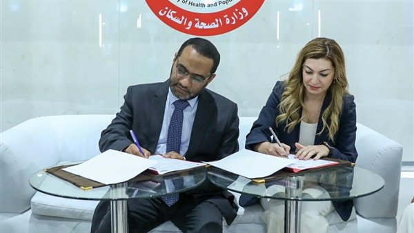 جانب من توقيع توقع