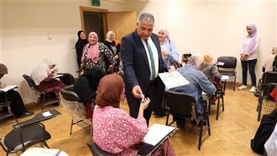  جامعة الأزهر توزع الماء والشكولاتة على طالبات كلية التمريض في الامتحان