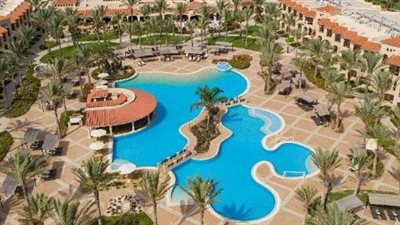 أصحاب وحدات منتجع ألماظة باي غاضبون من المبالغة في تسعير استخدام حمامات السباحة