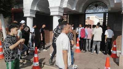 تفتيش إلكتروني.. توافد طلاب الشهادة الثانوية على لجان الامتحانات | صور