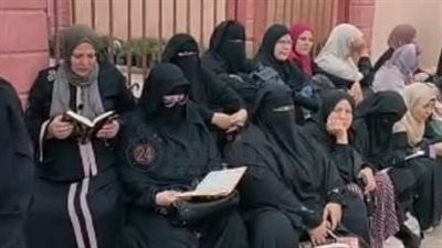 الأم بطلة الحكاية.. أولياء أمور طلاب الثانوية العامة ينتظرون أبناءهم أمام لجان الامتحانات بقراءة القرآن