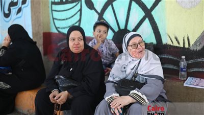 بالدعاء والسبح.. أولياء الأمور يفترشون الأرصفة بمحيط لجان الثانوية العامة | بث مباشر